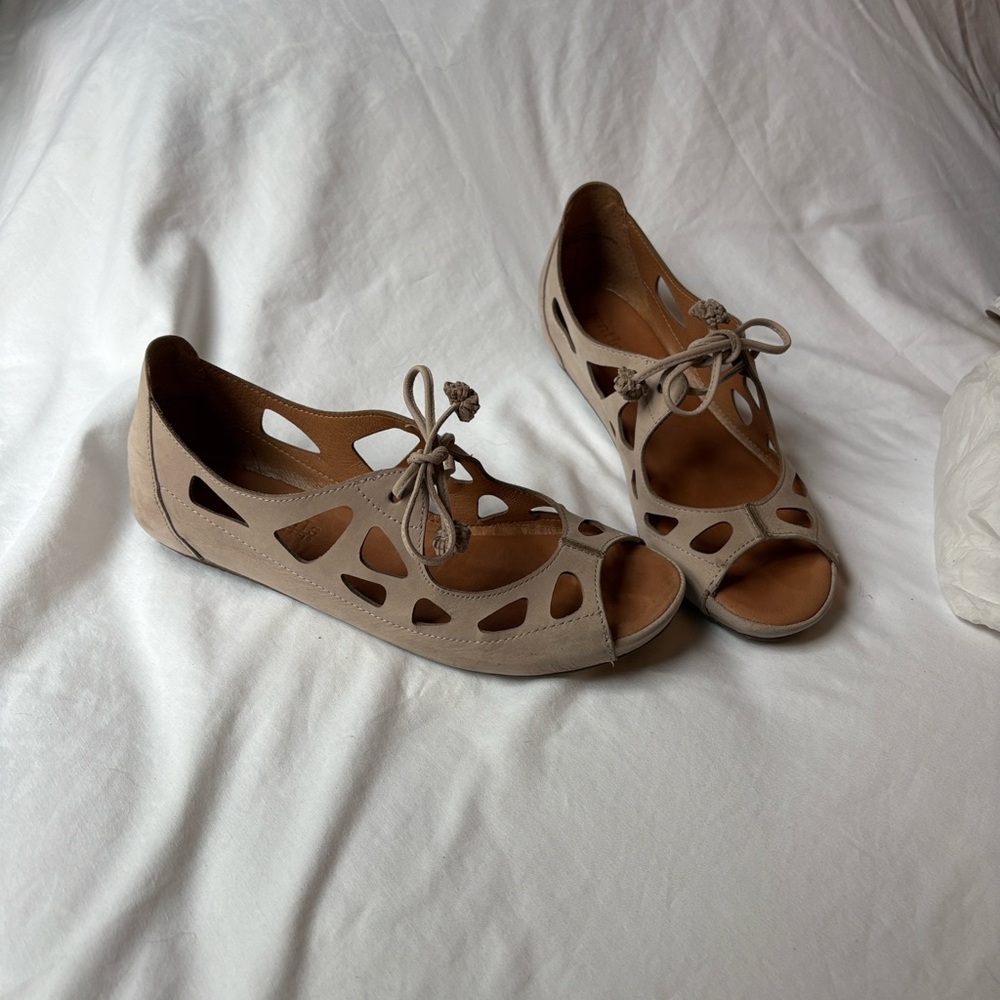 Gentle Souls by Kenneth Cole Beige Women's Cutout Flats in excellent condition